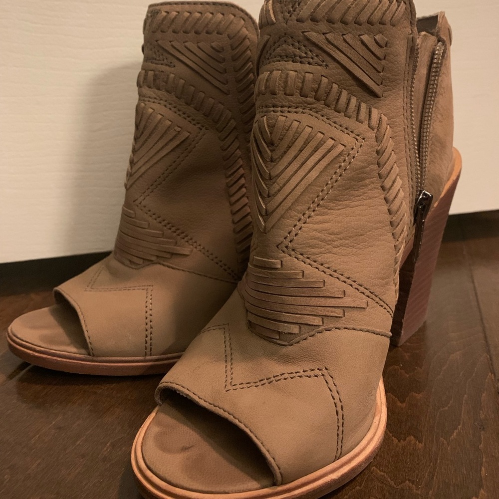 Vince Camuto size 6.5 open toe chunky heel sandal